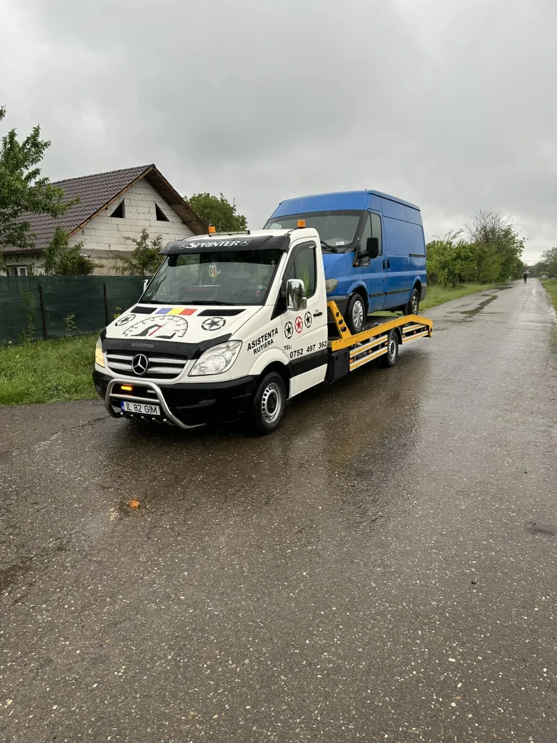 Autoturism încărcat pe platformă Mercedes tractări Fetești