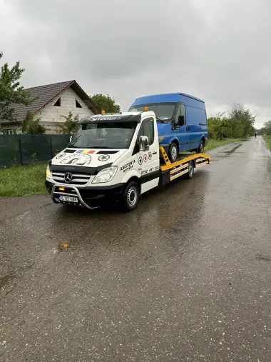 Autoturism încărcat pe platformă Mercedes tractări Fetești