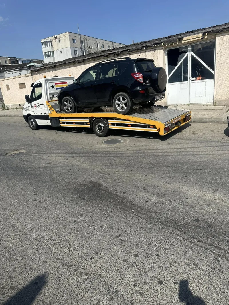 Vehicul transportat pe platformă autospecială Mercedes